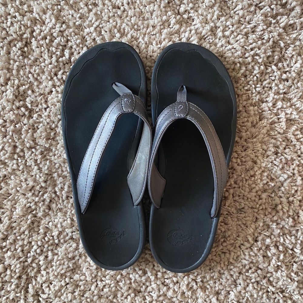 OluKai Flip Flops Women’s size 10 *like new*